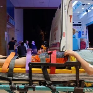 annesinin elini birakti gozunu hastanede acti m83DYs91