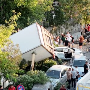 freni patlayan kamyonteror estirdi 10 araca carpip kanala dustu 4hOPeAxE