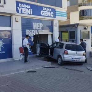 kontrolden cikan arac akp binasina girdi 3 yarali CJBZ8WV8