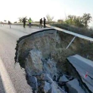 kusadasinda yol coktu istinat duvarindan sonra onarilacak iJIHaOpz