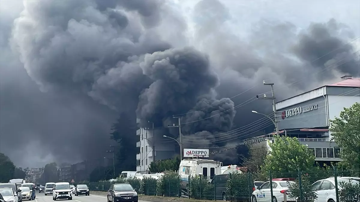 akcaabatta alisveris merkezinde yangin j4KkF7Ve