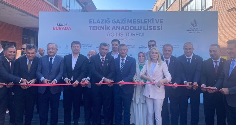 mhp burosunda poz veren vali okul acilisina gitmedi pIilOc2D