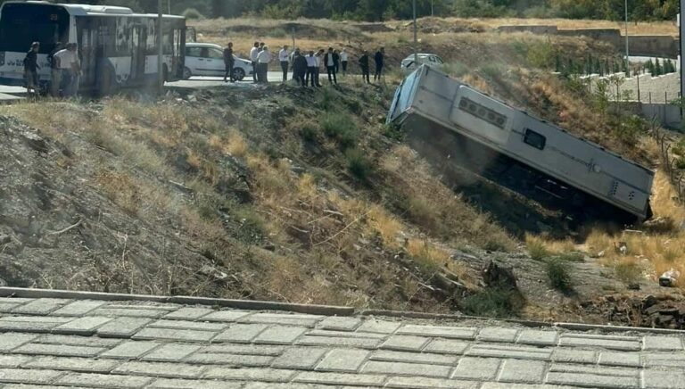 park halindeki otobus sarampole yuvarlandi BAPDUE7Y