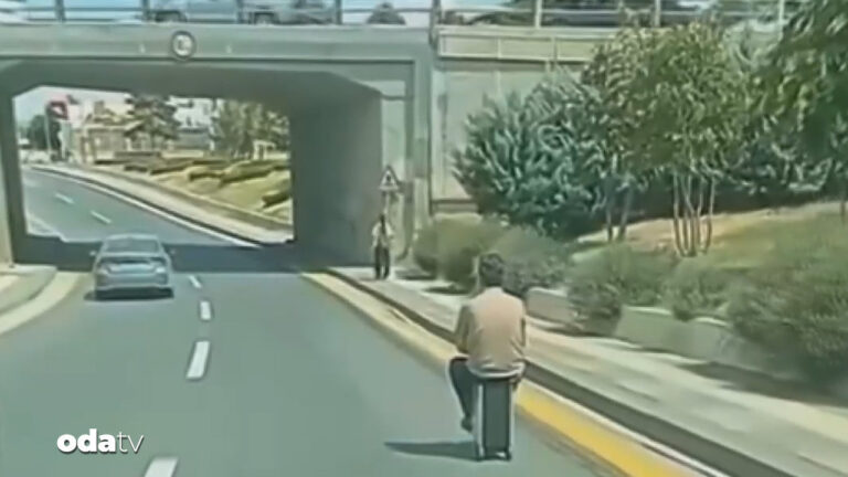 trafikte saskina ceviren goruntu skuter valizle yol aldi Ya5q8bXj