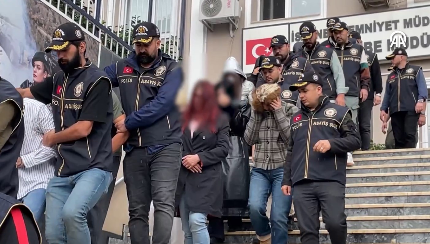 ahlak polisinden istanbulda 15 ilceye baskin 6GfhQsBQ.jpg