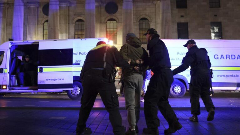 dublinde gocmen konaklama merkezi onunde catisma 23 gozalti 2 polis yarali BBTMSgwQ.jpg