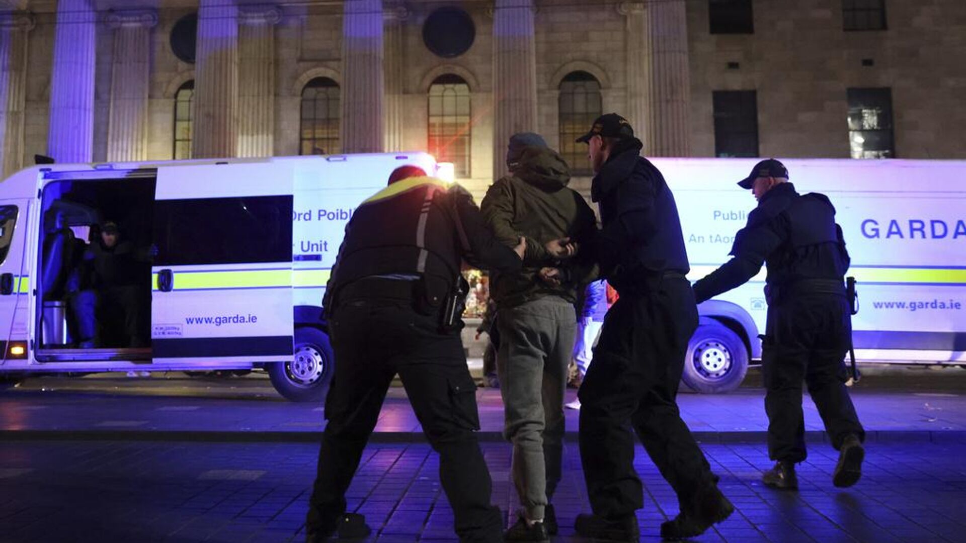 dublinde gocmen konaklama merkezi onunde catisma 23 gozalti 2 polis yarali BBTMSgwQ.jpg