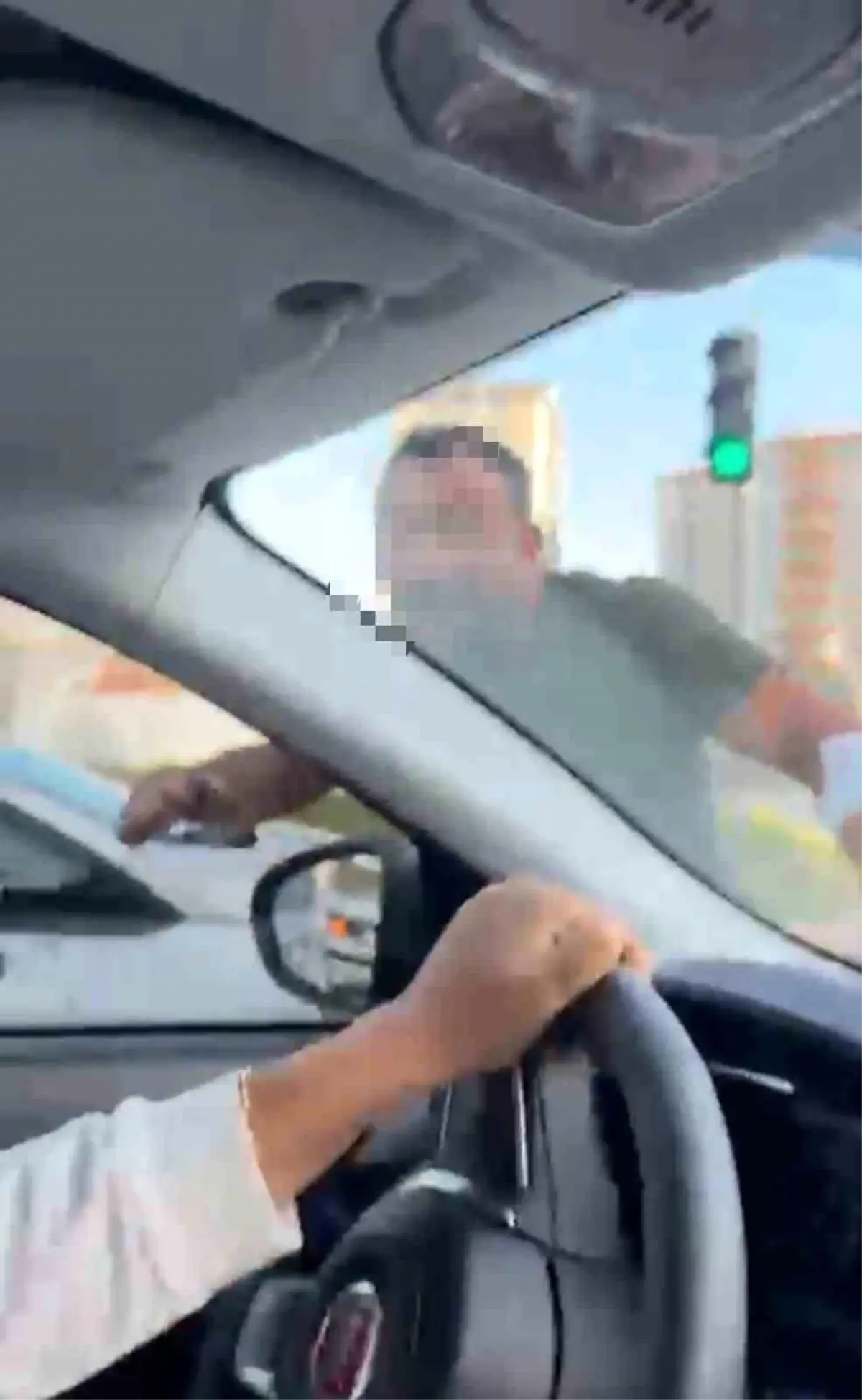 kayseride trafikte kadinlara saldiri CyQAw89l