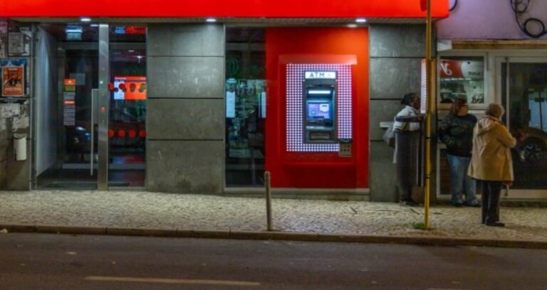 koklu banka 76 subesini tek tek kapatiyor WMLlljh5.jpg