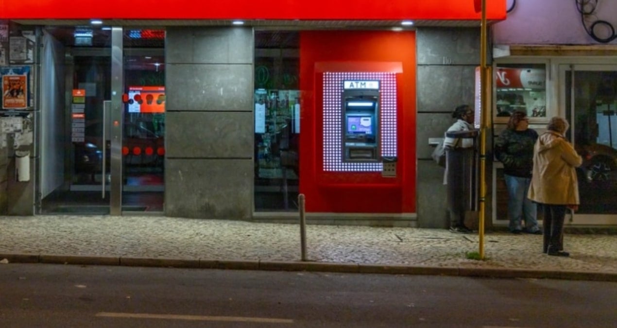 koklu banka 76 subesini tek tek kapatiyor WMLlljh5.jpg