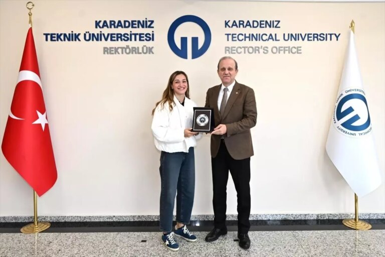 milli boksor buse naz cakiroglundan ktu rektorune ziyaret ibSYbwZG.jpg