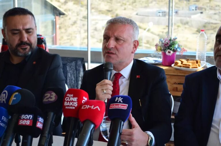 oktay saraldan kibris aciklamasi kibris turkiyenin ayrilmaz bir parcasidir YP9L8Wzf.jpg