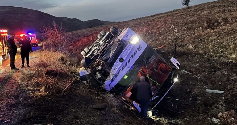 yolcu-otobusu-devrildi-2-olu-21-kisi-yarali-ykcW7GcN.jpg