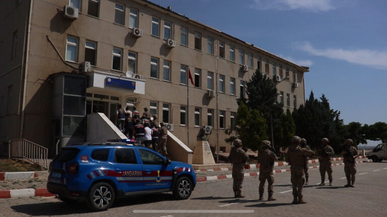 sanliurfada-gocmen-kacakciligi-operasyonu-18-organizator-tutuklandi-KAMdKTdk