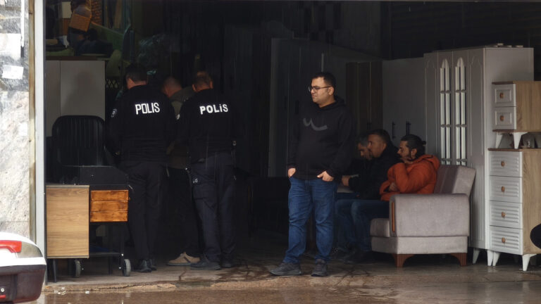 adanada-is-merkezinde-dehset-anlari-arkadan-yaklasip-vurdu-Ff7sXz4i