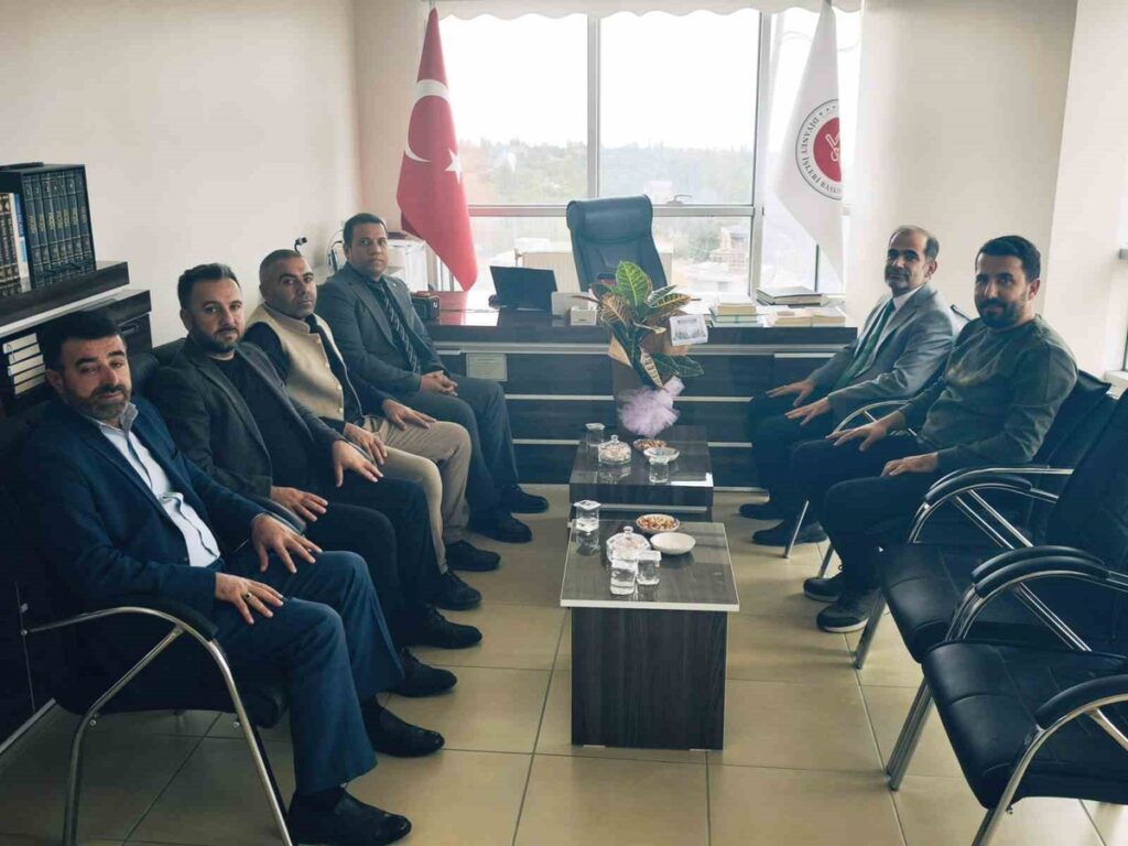 van-edremit-nufus-mudurlugu-personeli-muftuluk-personeline-cicek-takdim-etti-hULxPi6a